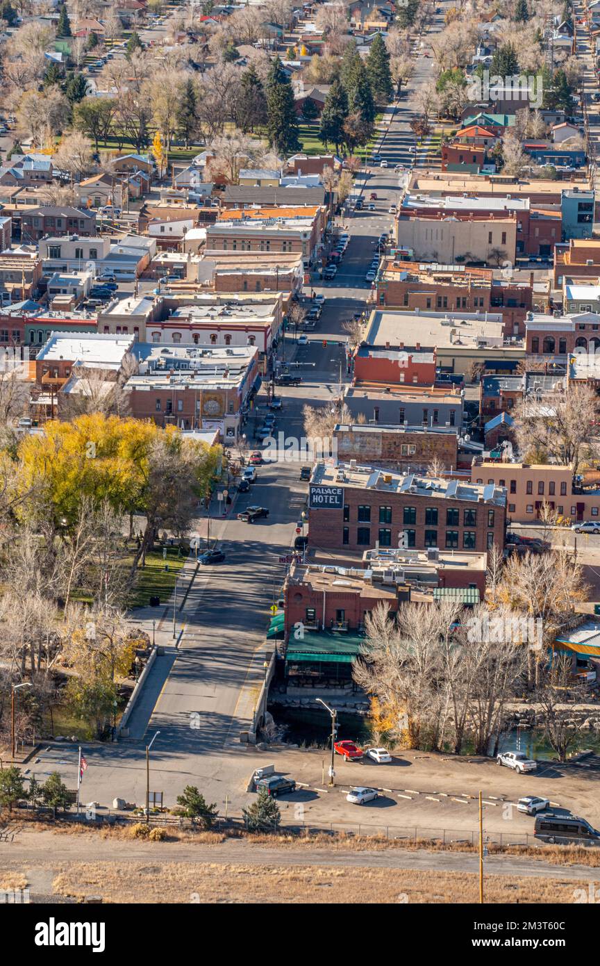 Blick auf die Innenstadt und die angrenzenden Viertel von Salida, Colorado, vom Tenderfoot Hill aus. Stockfoto