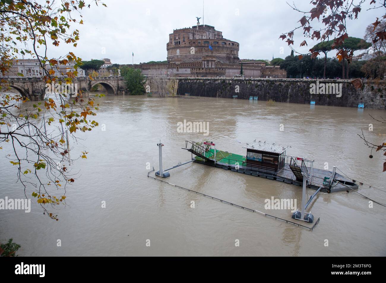 Rom, Italien. 16.. Dezember 2022. Blick auf den Fluss in voller Höhe nahe Castel Sant'Angelo (Foto von Matteo Nardone/Pacific Press/Sipa USA) Kredit: SIPA USA/Alamy Live News Stockfoto