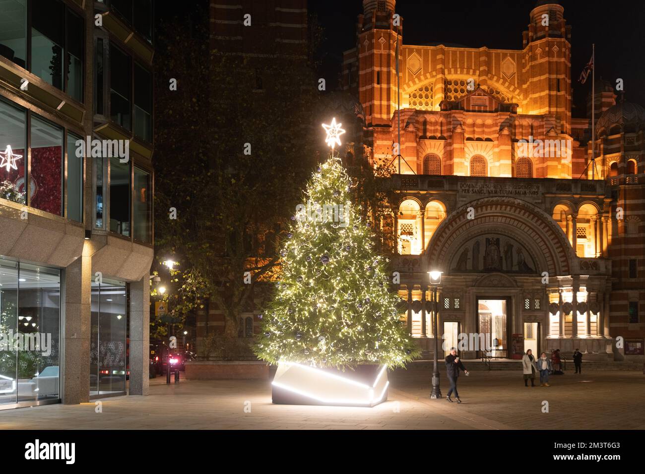Weihnachtsbaum und Lichter an der Cathedral Piazza, Westminster Cathedral, Victoria, London Stockfoto