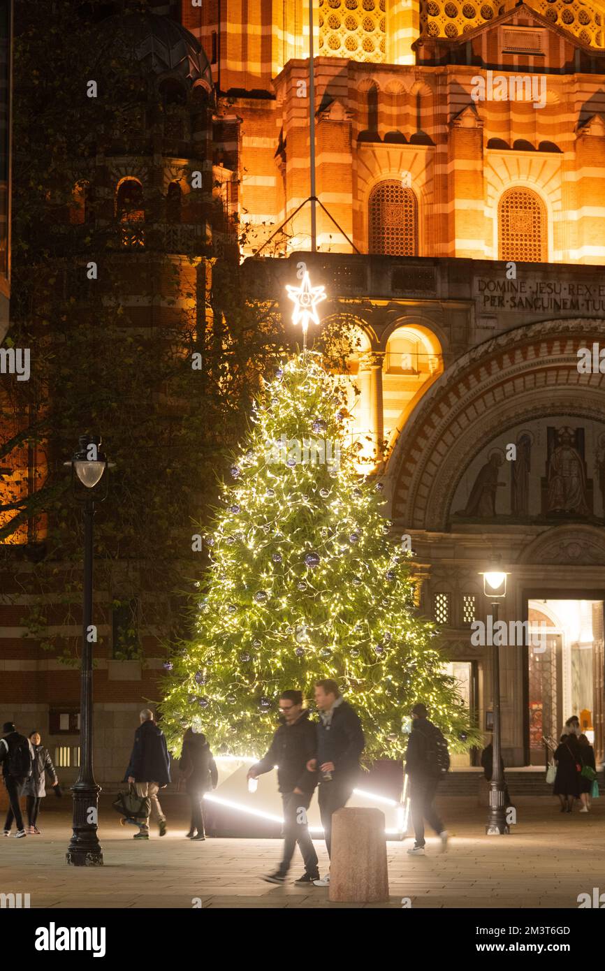 Weihnachtsbaum und Lichter an der Cathedral Piazza, Westminster Cathedral, Victoria, London Stockfoto