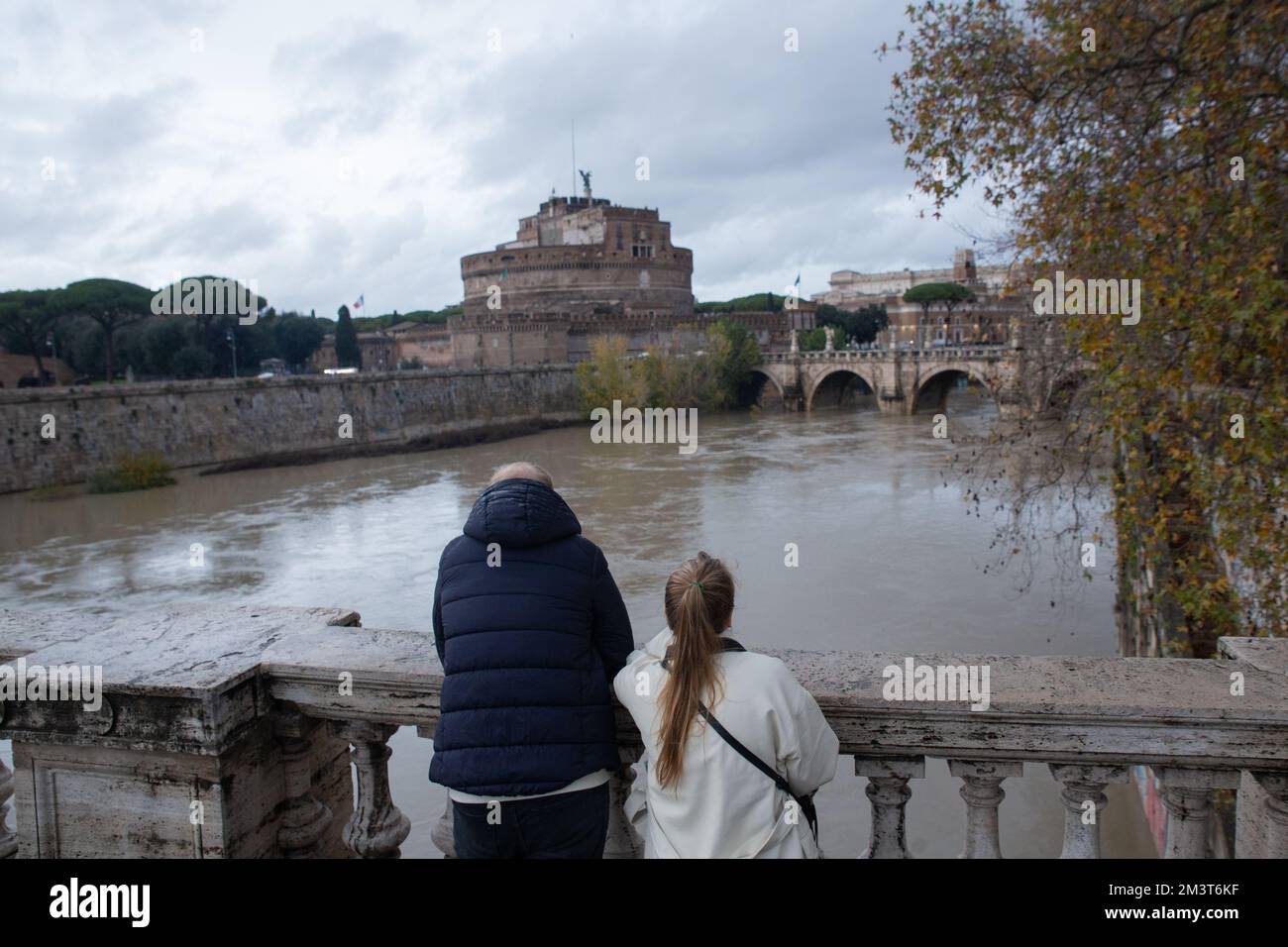 Rom, Italien. 16.. Dezember 2022. Einige Leute halten auf den Brücken, um den Fluss in voller Strömung zu beobachten (Foto von Matteo Nardone/Pacific Press/Sipa USA) Kredit: SIPA USA/Alamy Live News Stockfoto
