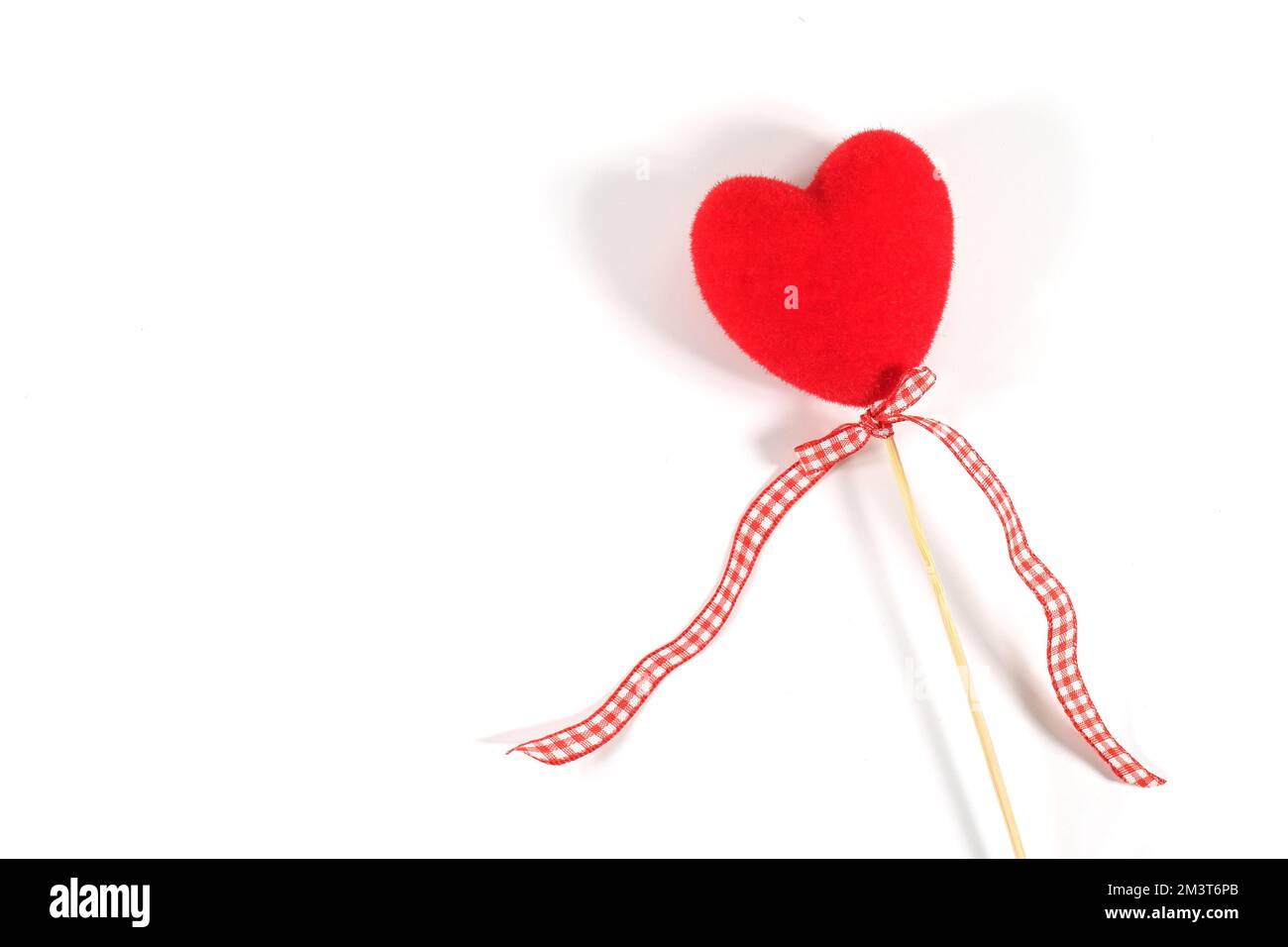 Rotes Herz auf weißem Hintergrund. Draufsicht, Symbol der Liebe zum Valentinstag Stockfoto