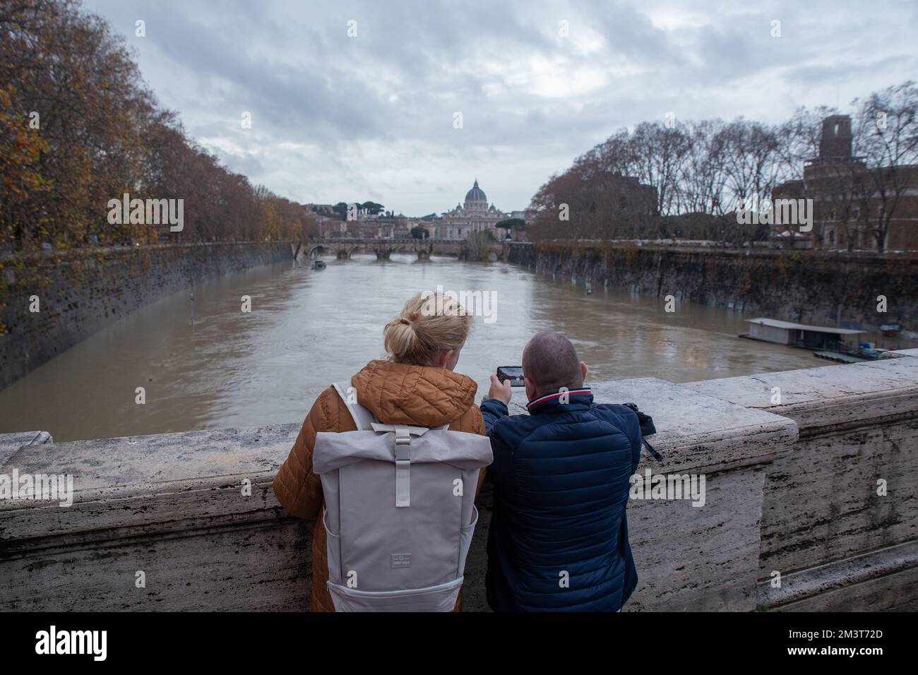 Rom, Italien. 16.. Dezember 2022. Einige Leute halten auf den Brücken, um den Fluss in voller Strömung zu beobachten (Foto von Matteo Nardone/Pacific Press/Sipa USA) Kredit: SIPA USA/Alamy Live News Stockfoto