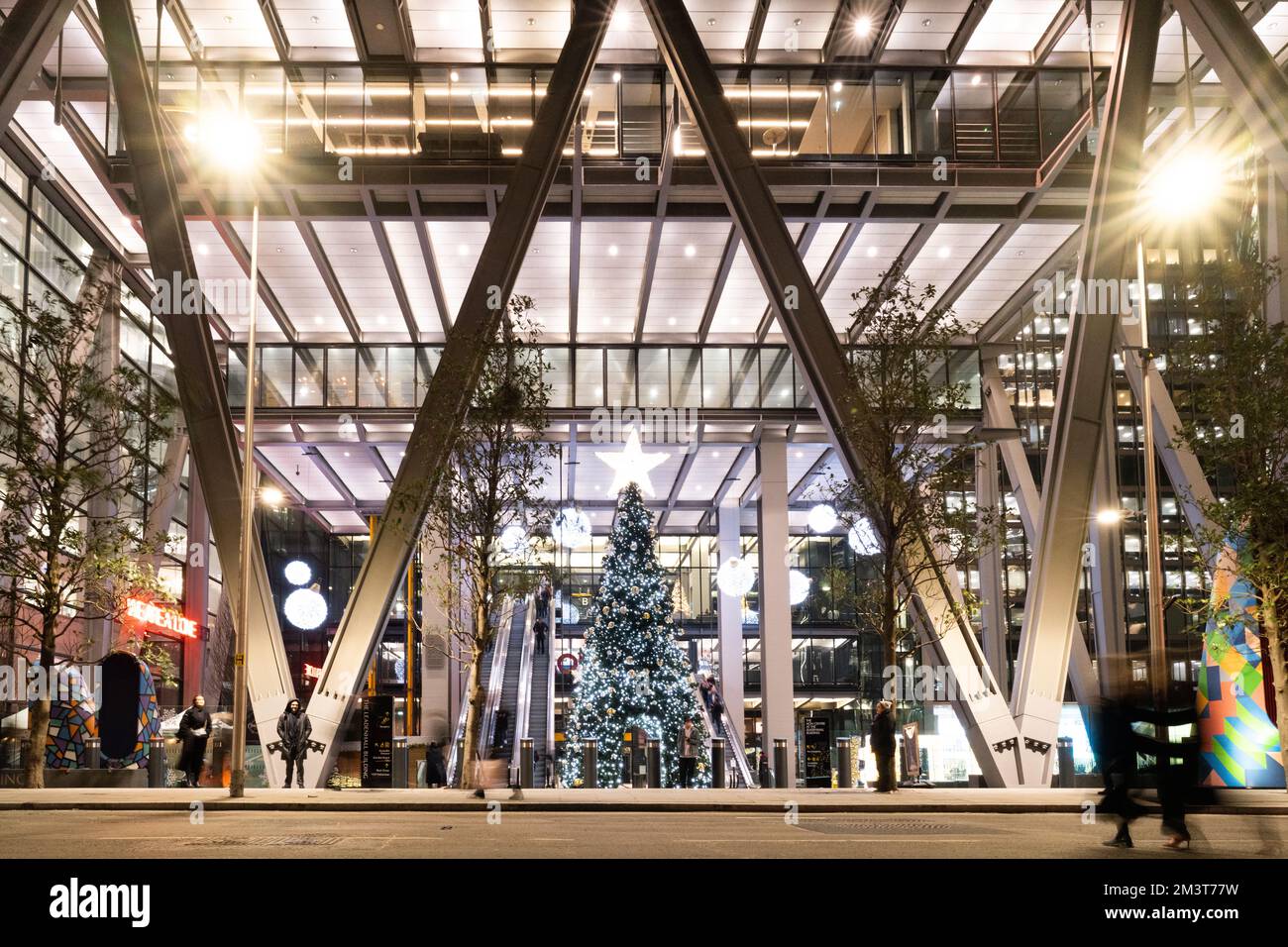 122 Leadenhall Street, auch bekannt als Leadenhall Building, ist ein 225 Meter hoher Wolkenkratzer in der City of London Stockfoto