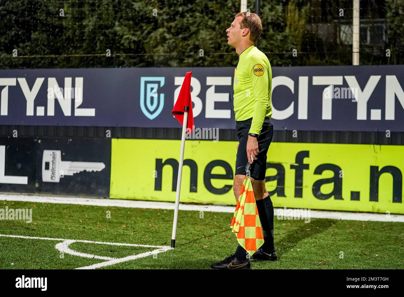 HELMOND, NIEDERLANDE - DEZEMBER 16: Stellvertretender Schiedsrichter Sjoerd Nanninga beim niederländischen Keukenkampioendivisie-Spiel zwischen Helmons Sport und dem FC Den Bosch am 16. Dezember 2022 im ONS GS Staalwerken Stadion in Helmond, Niederlande (Foto von Joris Verwijst/Orange Pictures) Stockfoto