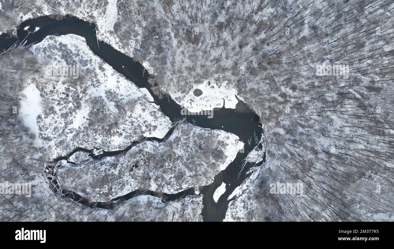 Flussdelta Überschwemmungsgebiet Winter Schnee Meander Drohne Luftvideo aufgenommen in Sand Alluvium eiskalter Frost, Bänke Wald und Tiefland Feuchte Stockfoto