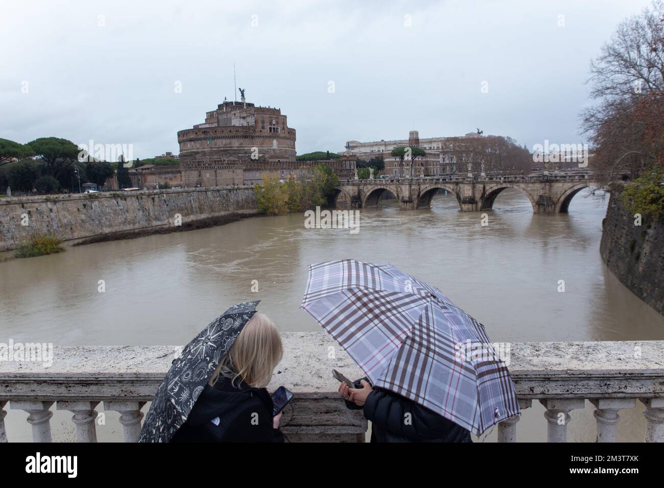 Rom, Italien. 16.. Dezember 2022. Einige Leute halten auf den Brücken, um den Fluss in vollem Gange zu beobachten (Kreditbild: © Matteo Nardone/Pacific Press via ZUMA Press Wire) Stockfoto