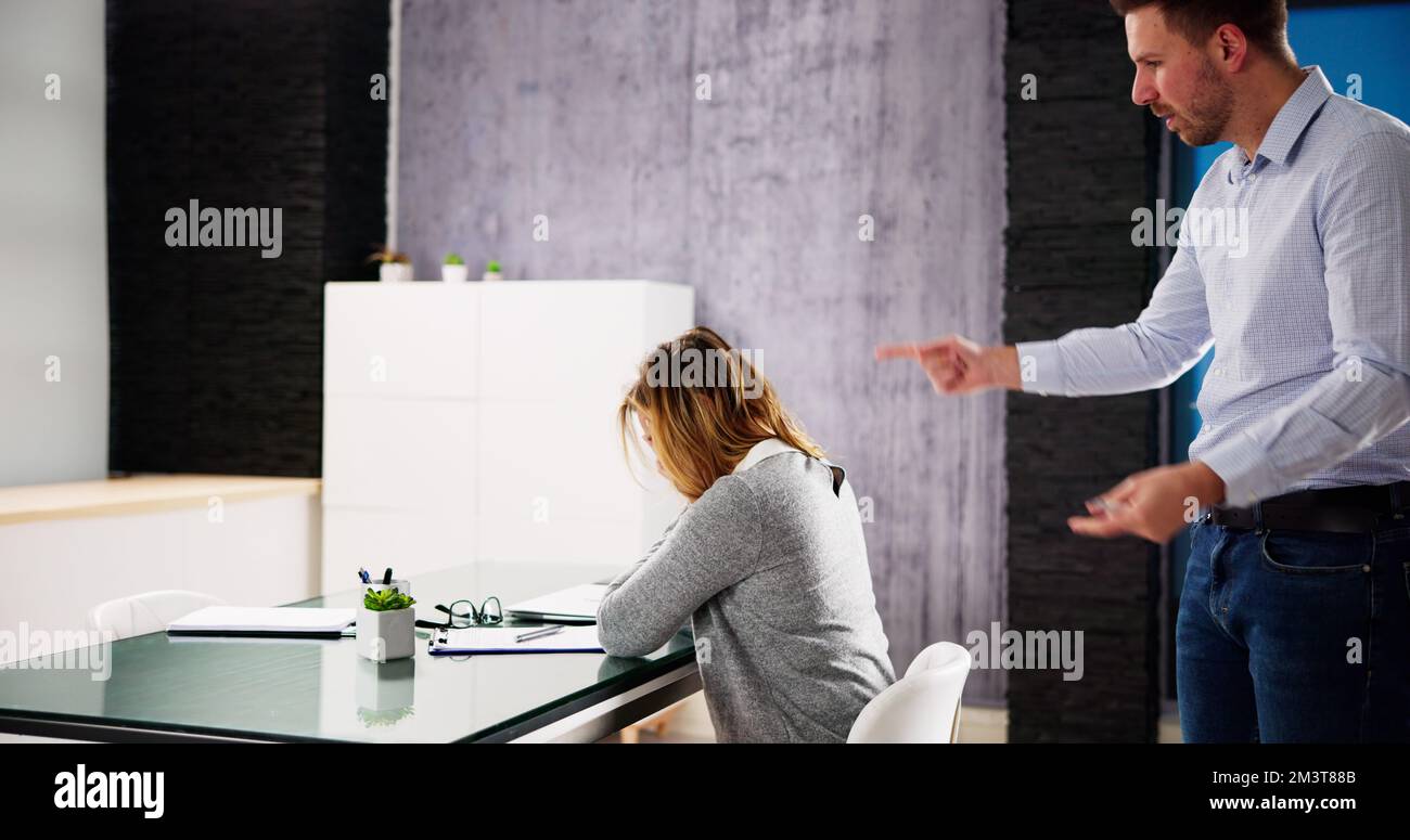 Sie Schreien "Angry Boss Bully". Belästigungskonflikt Im Unternehmen Stockfoto