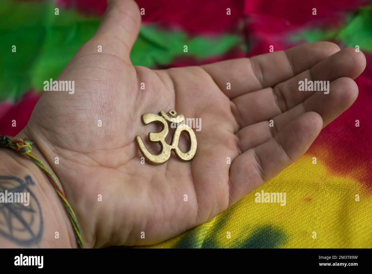 Das Zeichen der Hindu- und buddhistischen Religion auf der Handfläche, Symbol für Glück Stockfoto