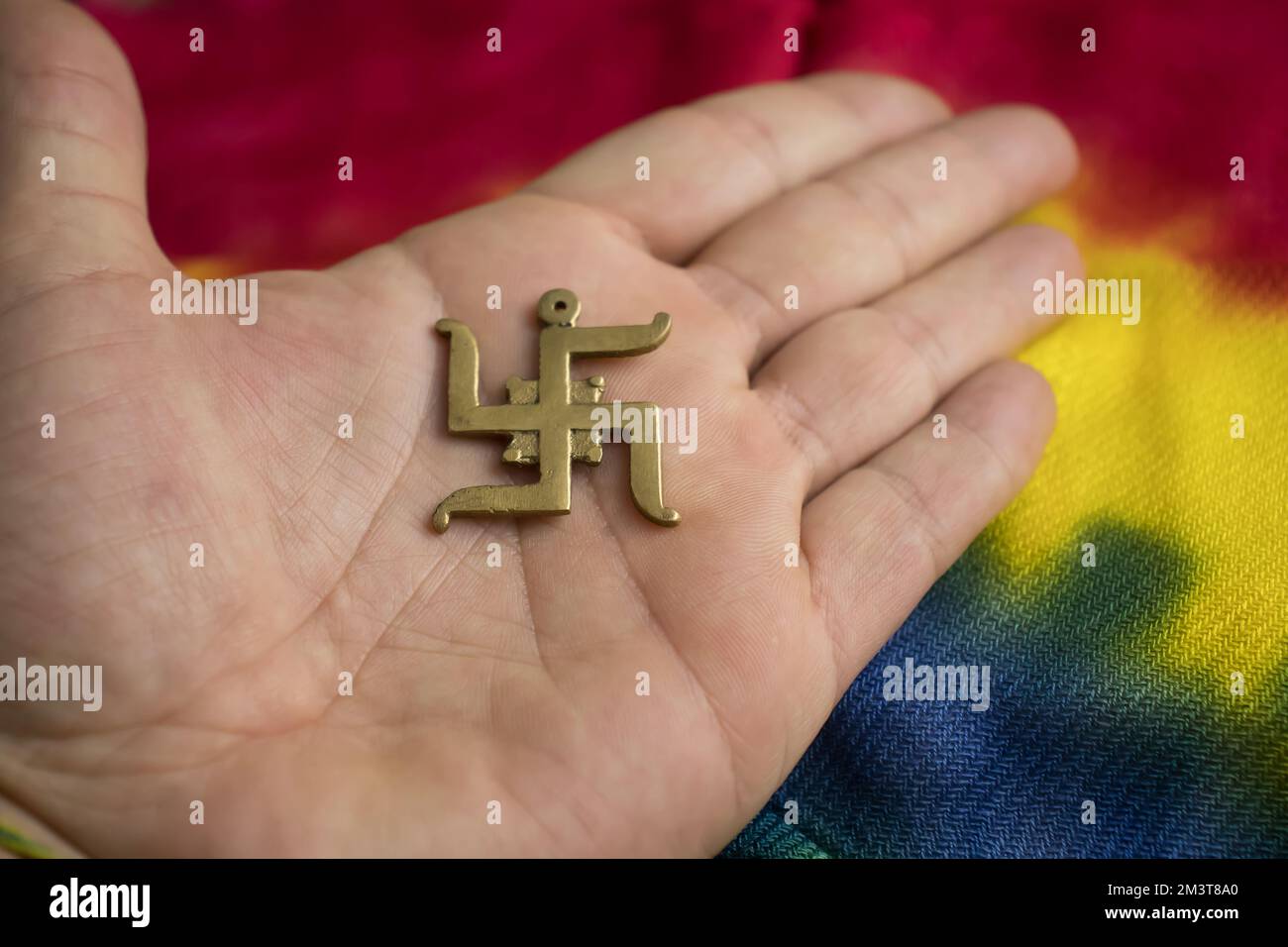 Hakenkreuz-Zeichen von Hindu und buddhistischer Religion auf der Handfläche, Symbol für Glück Stockfoto