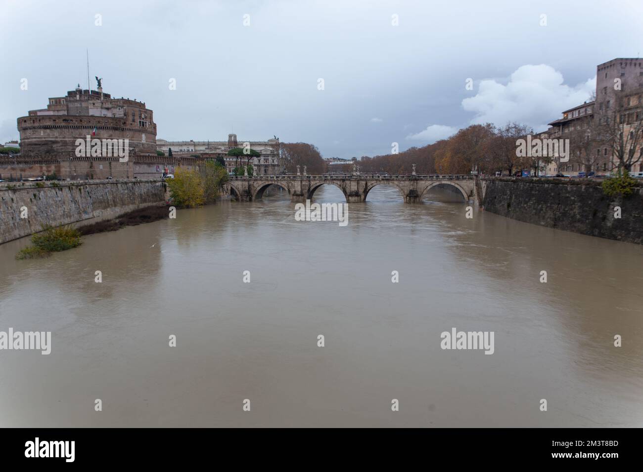 Rom, Italien. 16.. Dezember 2022. Blick auf den Fluss in vollem Fluss von der Brücke Vittorio Emanuele II (Bild: © Matteo Nardone/Pacific Press via ZUMA Press Wire) Stockfoto