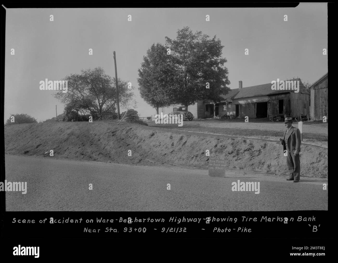 Unfallort auf dem Ware-Belchertown Highway, Reifenspuren auf der Bank, nahe Sta. 93+00, Belchertown, Mass., 21. September 1932 Wasserwerke, Reservoirs, Wasserverteilungsstrukturen, Straßen, Autos, Verkehrsunfälle Stockfoto