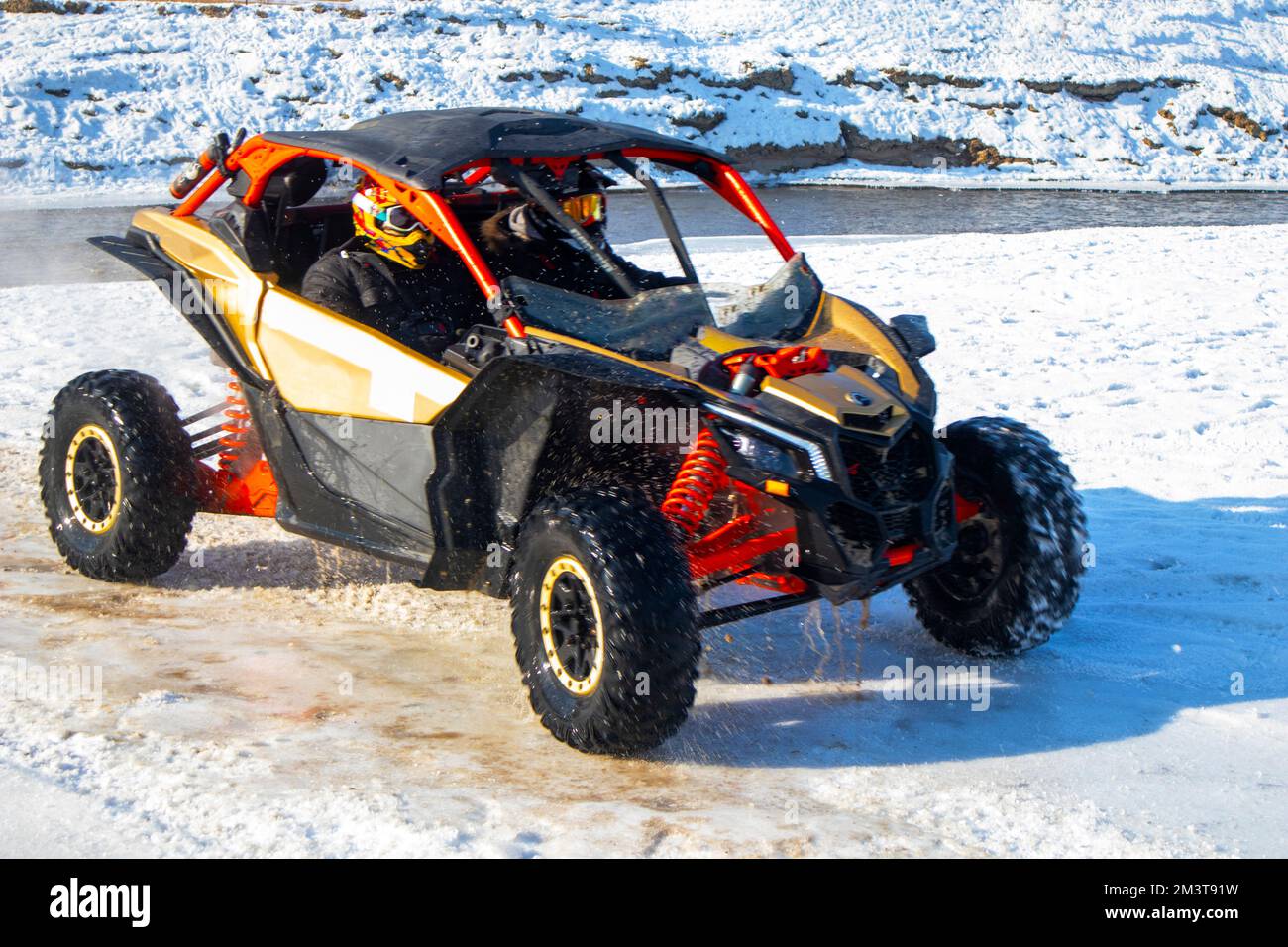 Wintermoto-Baggy-Rennen über den Fluss. Verrückte Autorennen Stockfoto