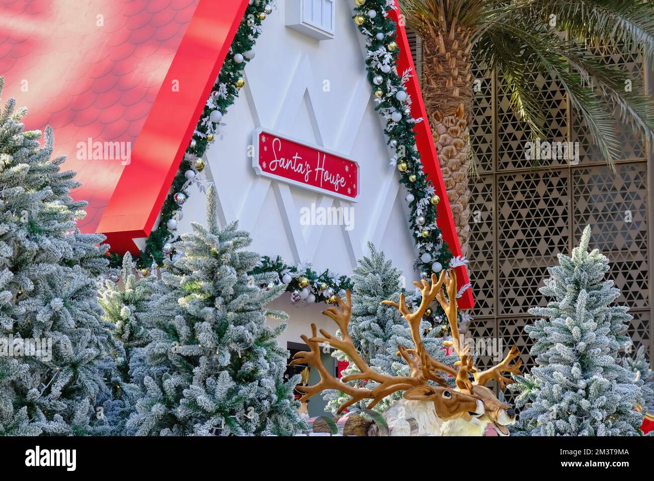 Santa Claus House Workshop mit Hirschen, verschneiten Tannen und festlichen Dekorationen zur Weihnachtszeit auf der EXPO 2020, Dubai, VAE, Dezember 2022 Stockfoto