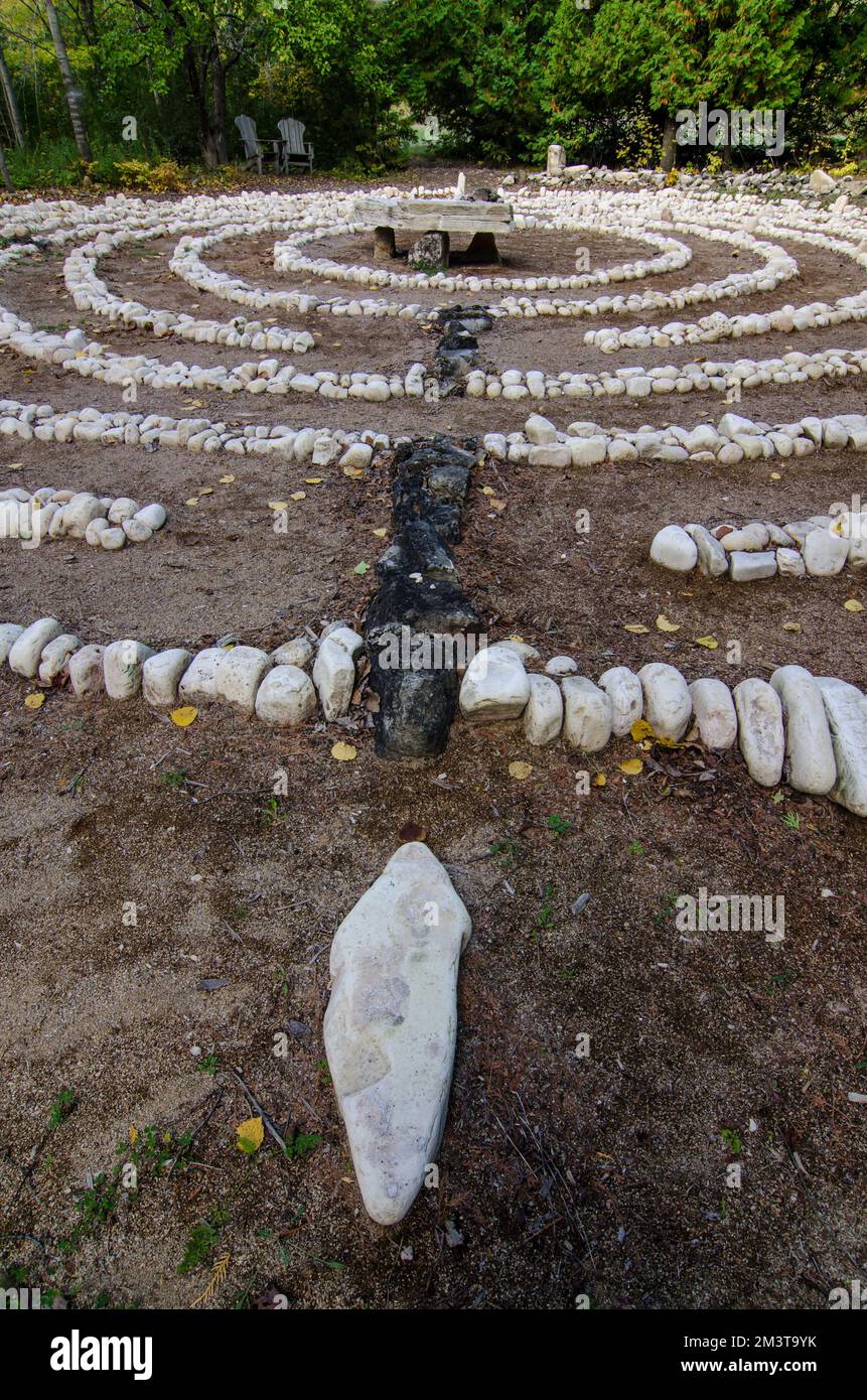 Die Clearing Fold School in Door County ist ein Labyrinth, in dem die Besucher schlendern, dem Weg folgen und über ihren Tag nachdenken können. Stockfoto