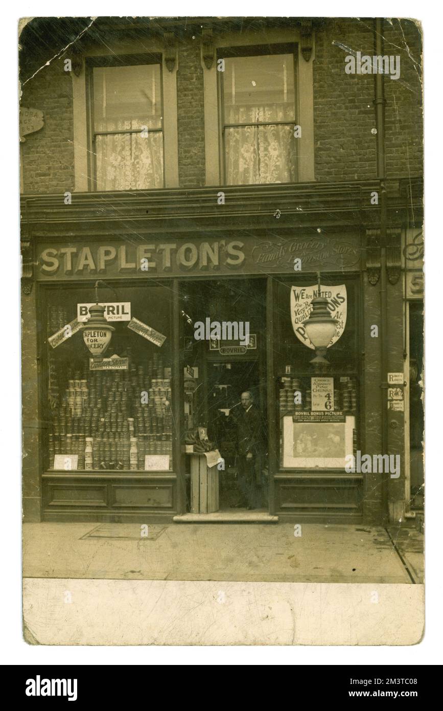 Originale Postkarte aus der Edwardianischen Ära von William Stapleton, Lebensmittelhändler, der vor seinem Grundstück in der 51 Lower Addiscombe Road, Croydon, steht, datiert/gepostet am 2. Juni 1907. Stockfoto