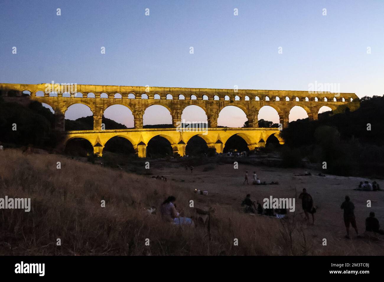 Ton und Licht,Sohn et lumière, Beleuchtung,Beleuchtung,Event,Show,um,Nacht,die, Pont du Gard, ist ein, antiker, Römer, Aquädukt, Brücke, erbaut im 1. Jahrhundert n. Chr. Um Wasser zu transportieren, über 50 km, zum Römer, Kolonie, von, Nemausus, Bögen, Brücke, überquert den Fluss Gardon, In der Nähe der Stadt, von, Vers-Pont-du-Gard, Occitanie, in Südfrankreich. Südfrankreich,Französisch,Europa,Europa,August,Sommer, Stockfoto
