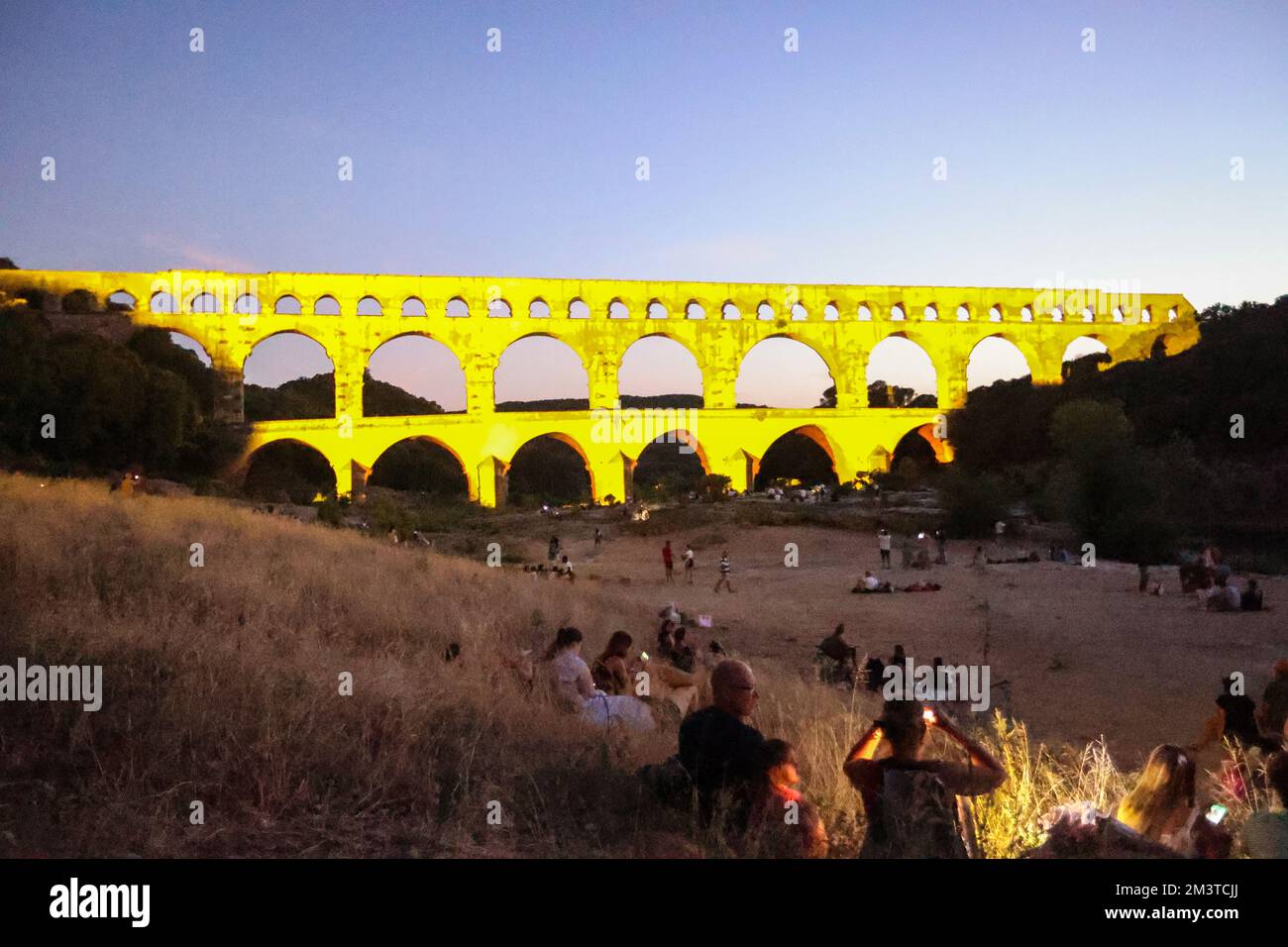 Ton und Licht,Sohn et lumière, Beleuchtung,Beleuchtung,Event,Show,um,Nacht,die, Pont du Gard, ist ein, antiker, Römer, Aquädukt, Brücke, erbaut im 1. Jahrhundert n. Chr. Um Wasser zu transportieren, über 50 km, zum Römer, Kolonie, von, Nemausus, Bögen, Brücke, überquert den Fluss Gardon, In der Nähe der Stadt, von, Vers-Pont-du-Gard, Occitanie, in Südfrankreich. Südfrankreich,Französisch,Europa,Europa,August,Sommer, Stockfoto