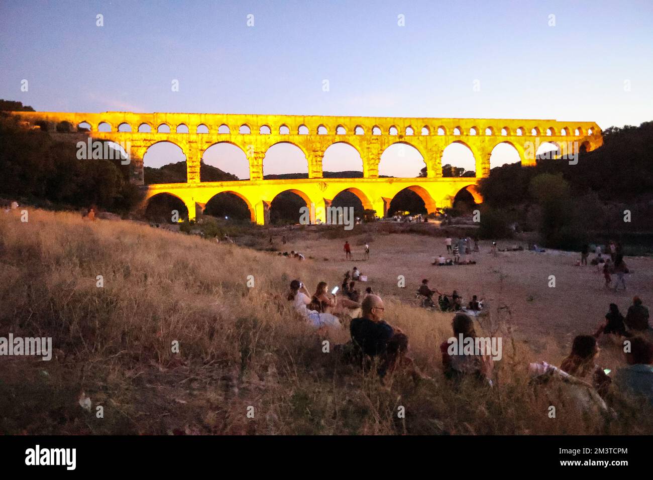 Ton und Licht,Sohn et lumière, Beleuchtung,Beleuchtung,Event,Show,um,Nacht,die, Pont du Gard, ist ein, antiker, Römer, Aquädukt, Brücke, erbaut im 1. Jahrhundert n. Chr. Um Wasser zu transportieren, über 50 km, zum Römer, Kolonie, von, Nemausus, Bögen, Brücke, überquert den Fluss Gardon, In der Nähe der Stadt, von, Vers-Pont-du-Gard, Occitanie, in Südfrankreich. Südfrankreich,Französisch,Europa,Europa,August,Sommer, Stockfoto