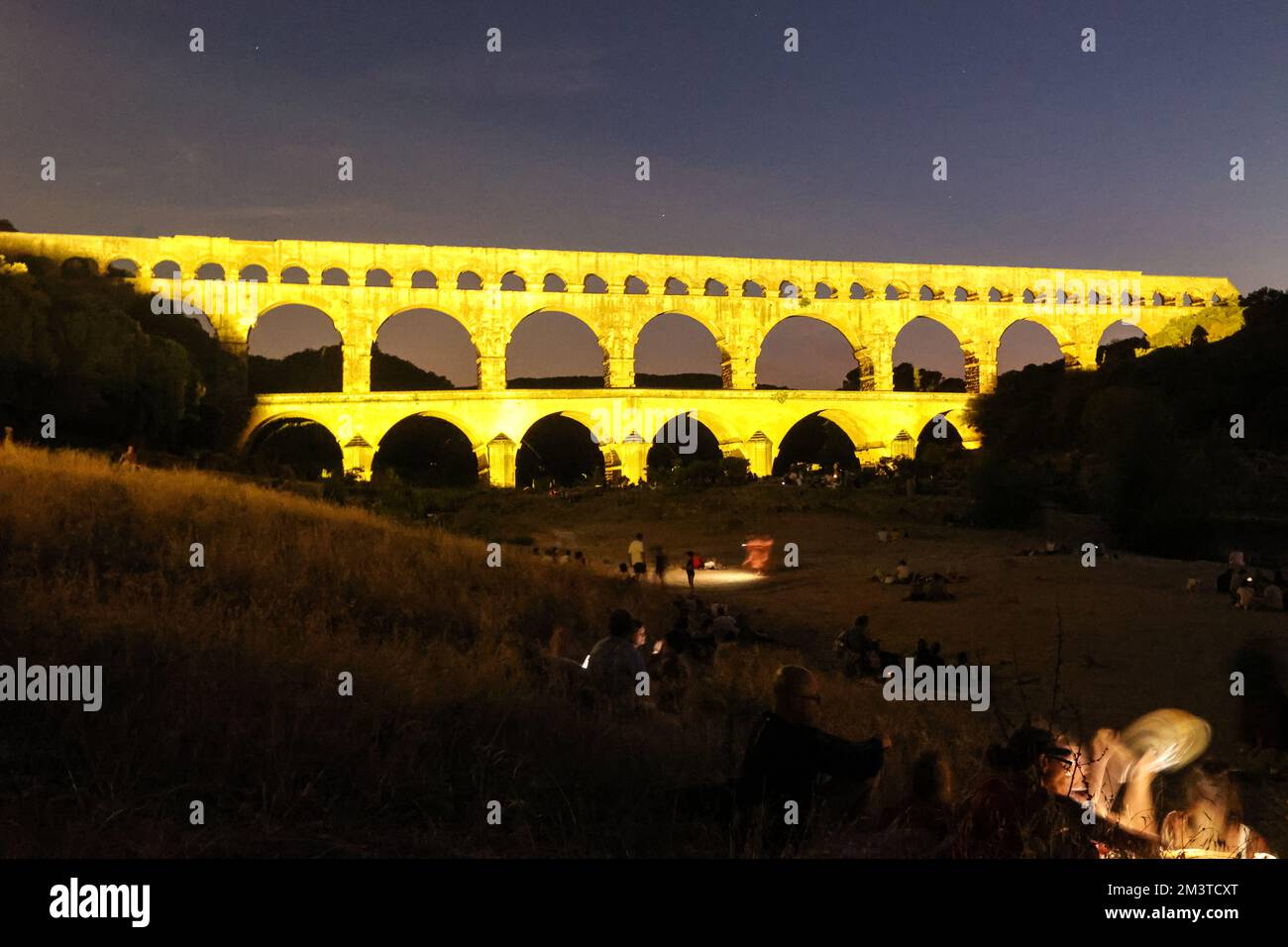 Ton und Licht,Sohn et lumière, Beleuchtung,Beleuchtung,Event,Show,um,Nacht,die, Pont du Gard, ist ein, antiker, Römer, Aquädukt, Brücke, erbaut im 1. Jahrhundert n. Chr. Um Wasser zu transportieren, über 50 km, zum Römer, Kolonie, von, Nemausus, Bögen, Brücke, überquert den Fluss Gardon, In der Nähe der Stadt, von, Vers-Pont-du-Gard, Occitanie, in Südfrankreich. Südfrankreich,Französisch,Europa,Europa,August,Sommer, Stockfoto