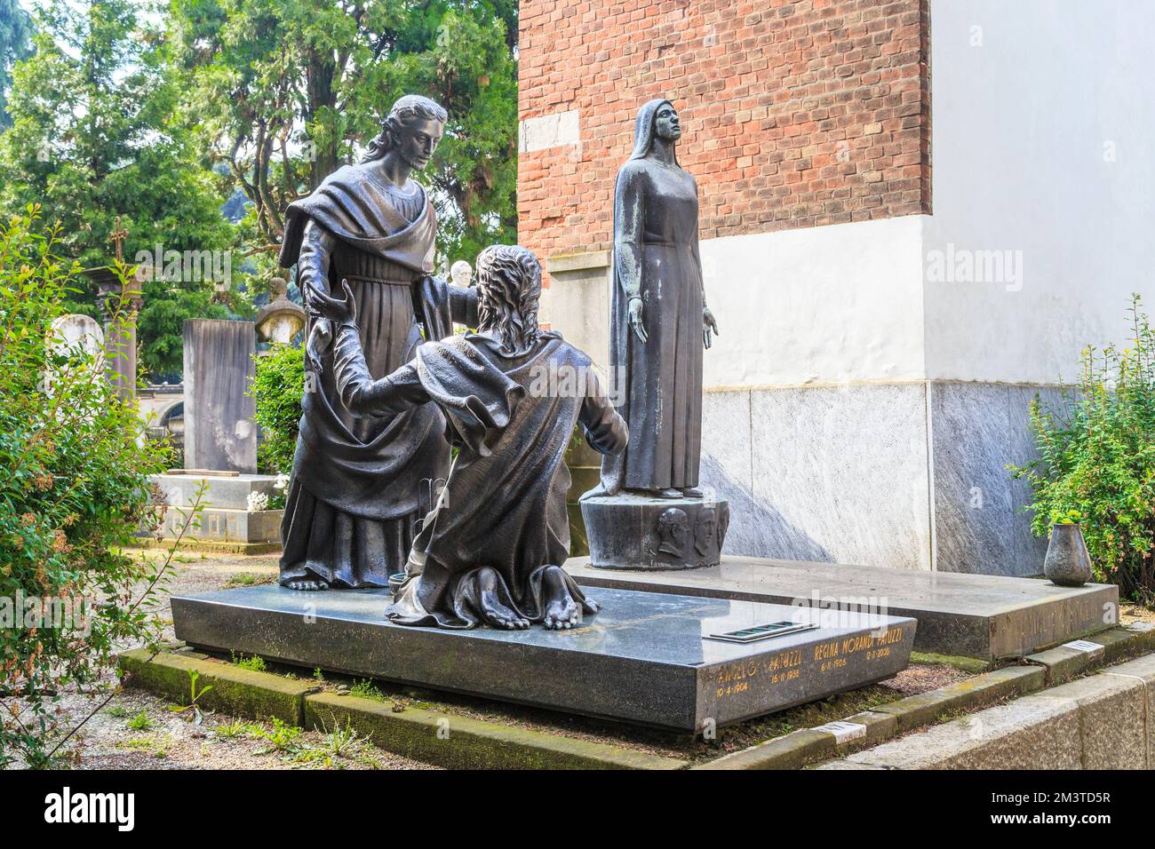 MAILAND, ITALIEN - 17. MAI 2018: Dies ist einer der Grabsteine auf dem Monumentalen Friedhof, der als einer der reichsten Grabsteine und Denkmäler in gilt Stockfoto