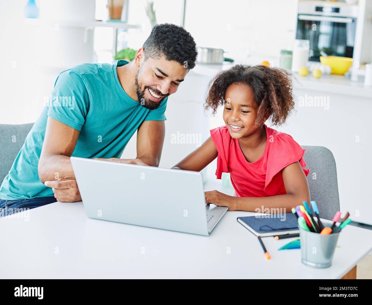 Laptop Computer Bildung Vater Kinder Tochter Mädchen Familie Kindheit Heim Kind Eltern Hausaufgaben Stockfoto