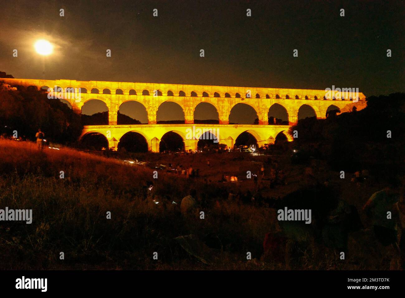 Ton und Licht,Sohn et lumière, Beleuchtung,Beleuchtung,Event,Show,um,Nacht,die, Pont du Gard, ist ein, antiker, Römer, Aquädukt, Brücke, erbaut im 1. Jahrhundert n. Chr. Um Wasser zu transportieren, über 50 km, zum Römer, Kolonie, von, Nemausus, Bögen, Brücke, überquert den Fluss Gardon, In der Nähe der Stadt, von, Vers-Pont-du-Gard, Occitanie, in Südfrankreich. Südfrankreich,Französisch,Europa,Europa,August,Sommer, Stockfoto