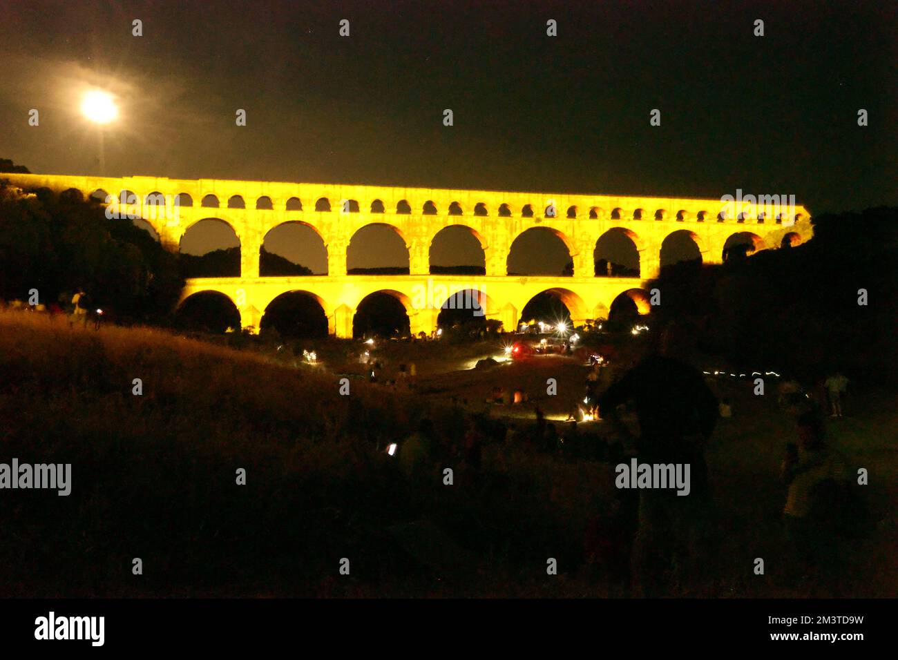 Ton und Licht,Sohn et lumière, Beleuchtung,Beleuchtung,Event,Show,um,Nacht,die, Pont du Gard, ist ein, antiker, Römer, Aquädukt, Brücke, erbaut im 1. Jahrhundert n. Chr. Um Wasser zu transportieren, über 50 km, zum Römer, Kolonie, von, Nemausus, Bögen, Brücke, überquert den Fluss Gardon, In der Nähe der Stadt, von, Vers-Pont-du-Gard, Occitanie, in Südfrankreich. Südfrankreich,Französisch,Europa,Europa,August,Sommer, Stockfoto