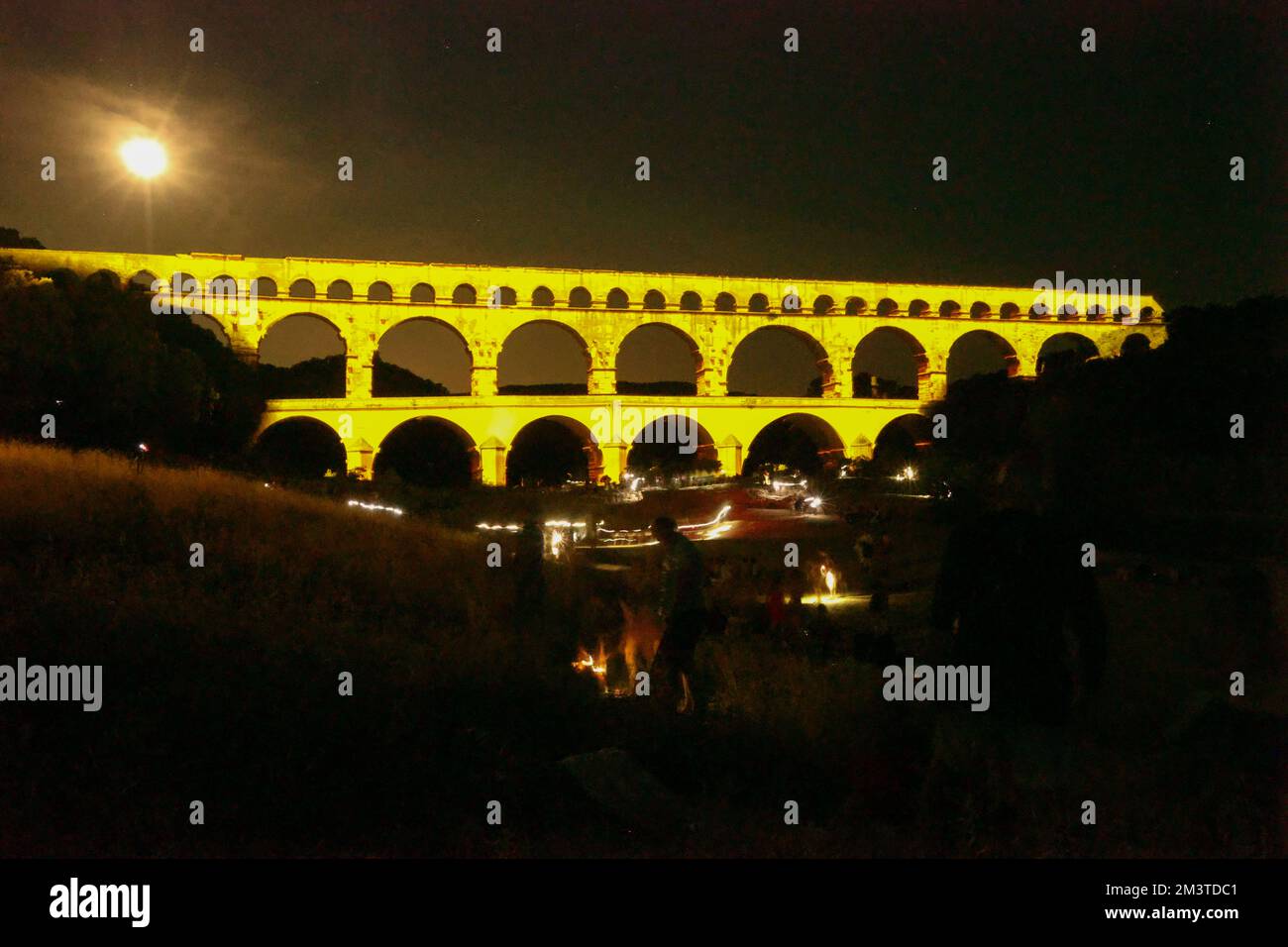 Ton und Licht,Sohn et lumière, Beleuchtung,Beleuchtung,Event,Show,um,Nacht,die, Pont du Gard, ist ein, antiker, Römer, Aquädukt, Brücke, erbaut im 1. Jahrhundert n. Chr. Um Wasser zu transportieren, über 50 km, zum Römer, Kolonie, von, Nemausus, Bögen, Brücke, überquert den Fluss Gardon, In der Nähe der Stadt, von, Vers-Pont-du-Gard, Occitanie, in Südfrankreich. Südfrankreich,Französisch,Europa,Europa,August,Sommer, Stockfoto