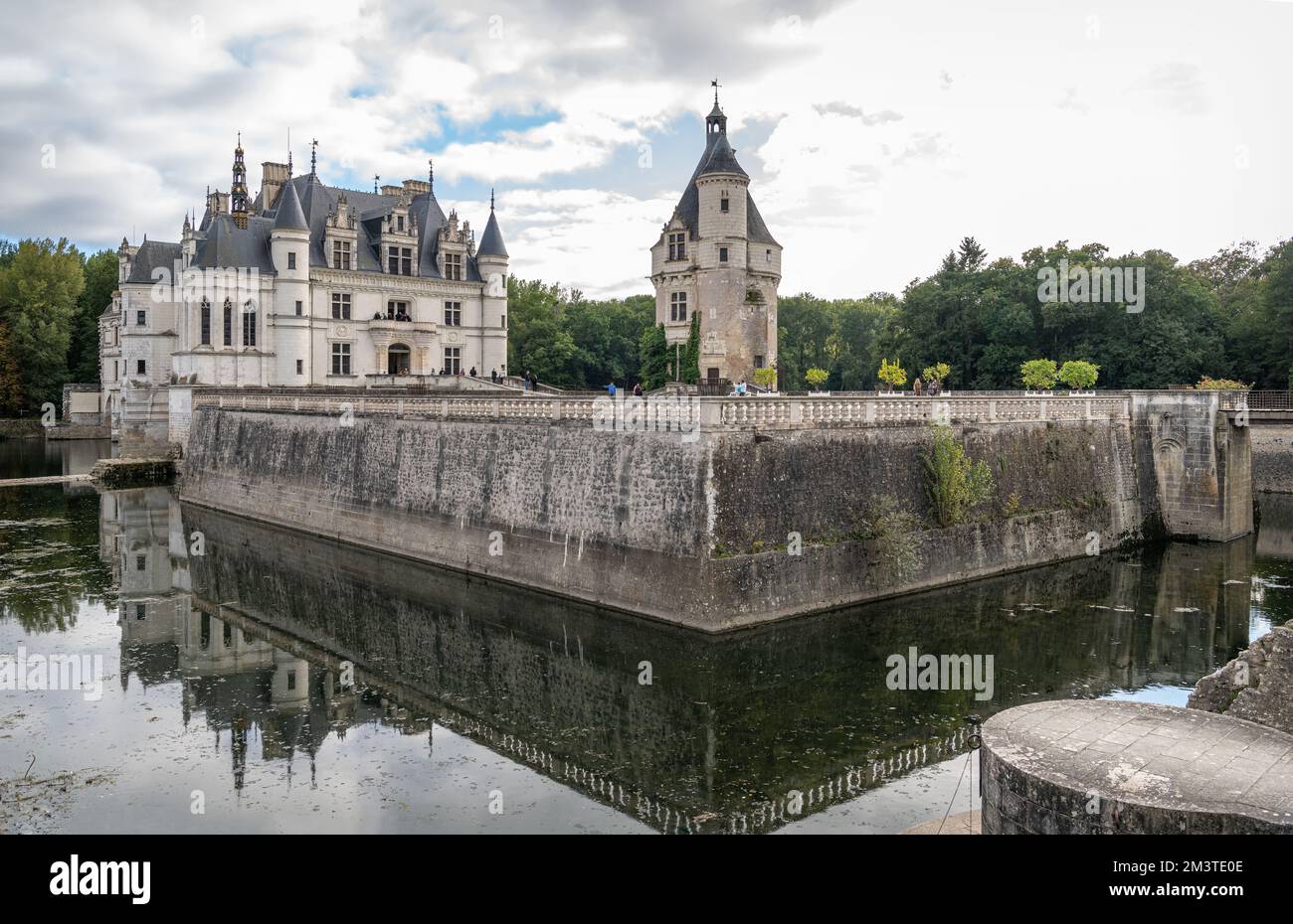 Château de Chenonceau und die Innenhofmauer spiegeln sich im Fluss Cher wider. Stockfoto
