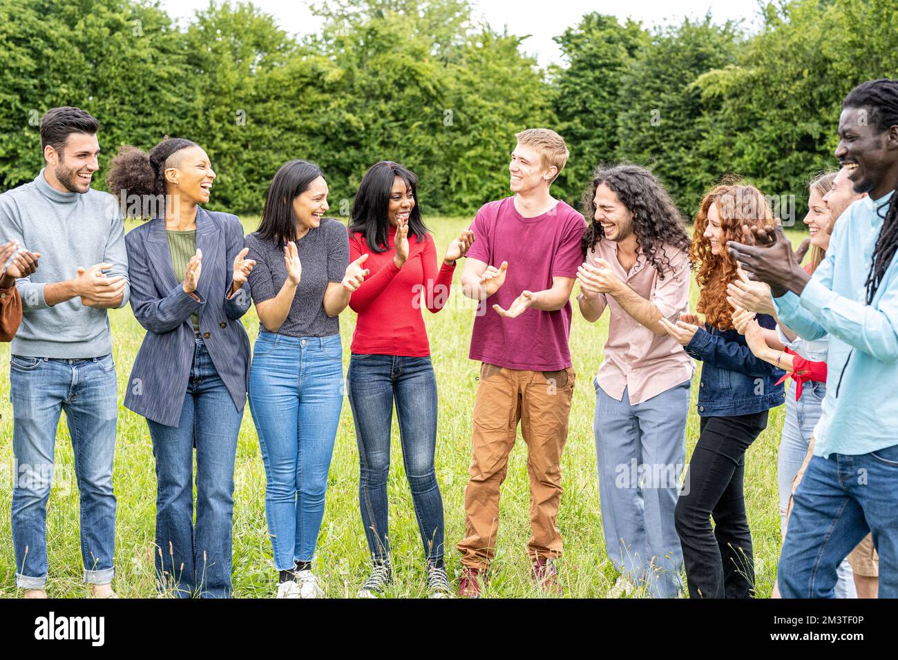 Multirassische Freunde klatschen in die Hände, vielfältige Gruppe glücklicher Menschen bei Treffen im Freien, multikulturelles und vielfältiges Konzept Stockfoto