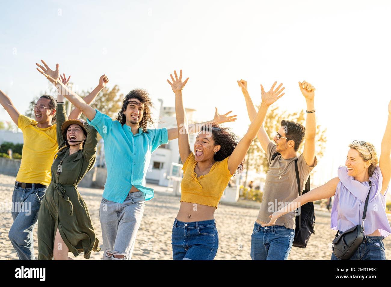 Freundschaftskonzept, junge Leute im Urlaub, die zum Strand gehen, Gruppe für Leute, die tanzen und Spaß auf Disco Beach Party haben, Generation z People la Stockfoto