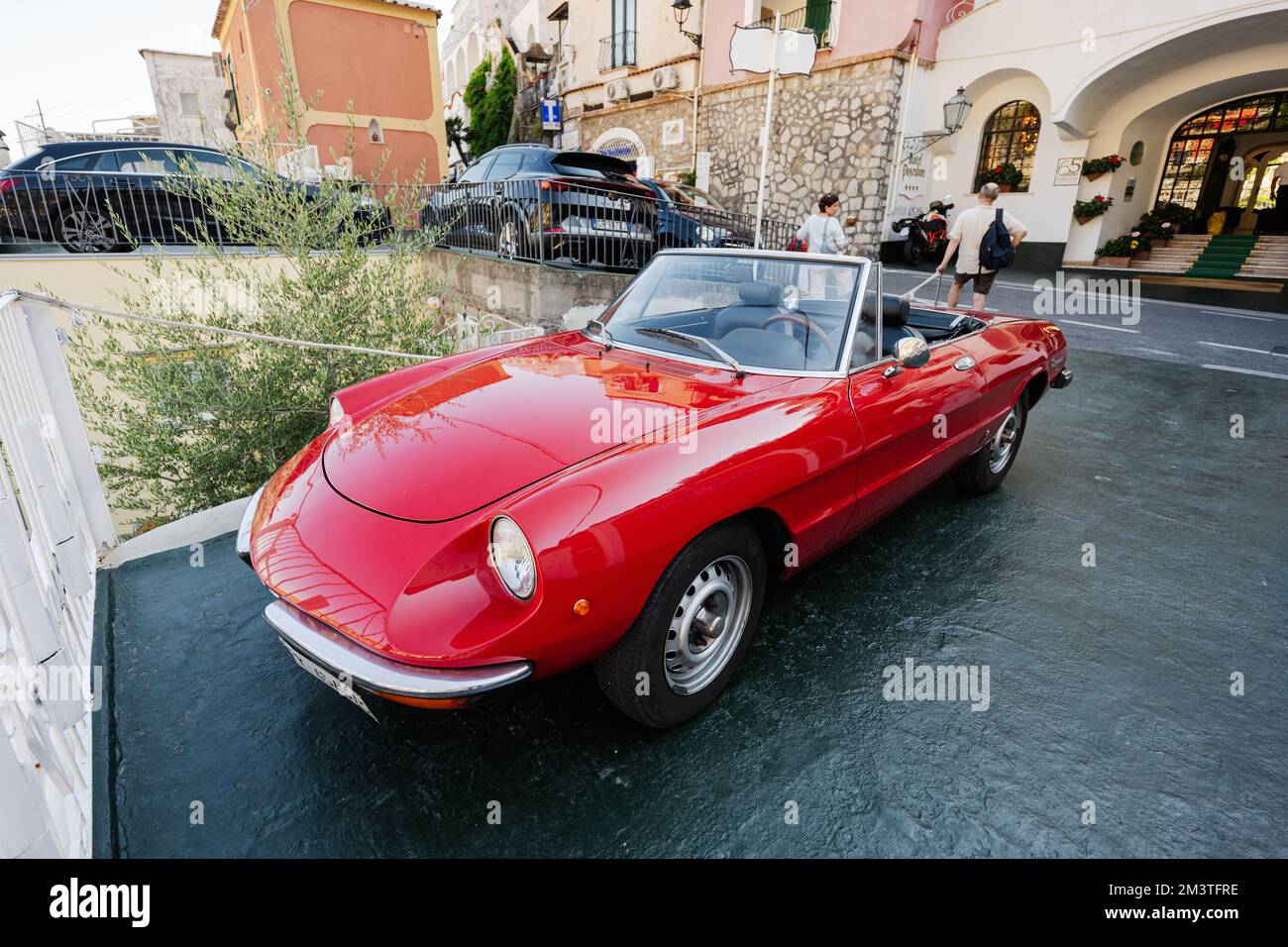 Der klassische rote Sportwagen Alfa Romeo 1300 heißt auch Duetto in Positano, Italien. Stockfoto