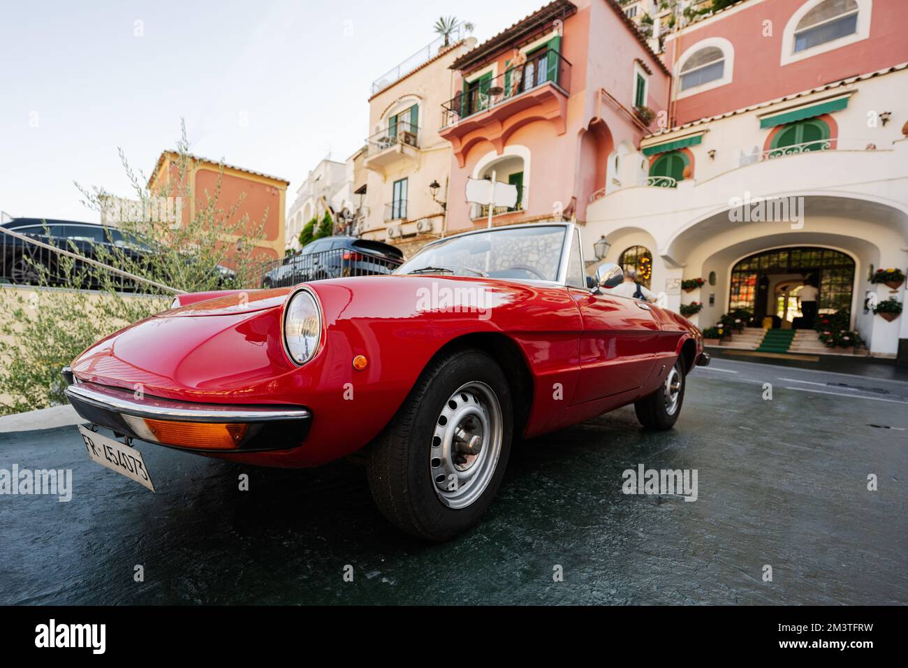 Der klassische rote Sportwagen Alfa Romeo 1300 heißt auch Duetto in Positano, Italien. Stockfoto