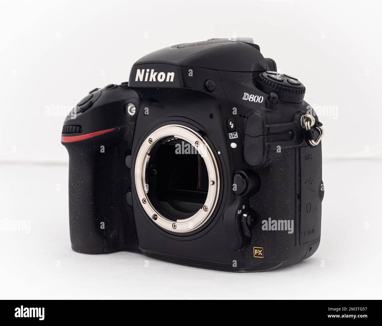 Göteborg, Schweden - Mai 27 2022: Digitale Spiegelreflexkamera Nikon D800 ohne Objektiv auf weißem Hintergrund Stockfoto