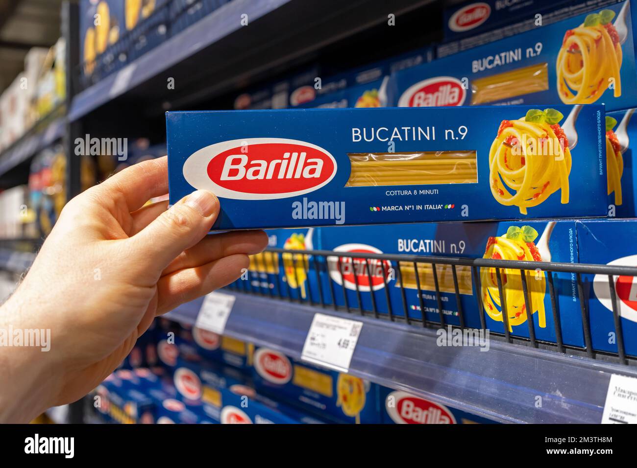 Ein Kunde nimmt eine Packung Barilla Pasta aus einem Regal des Supermarkts. Das Unternehmen wurde 1877 von Pietro Barilla als Bäckerei in Parma, Italien, gegründet Stockfoto