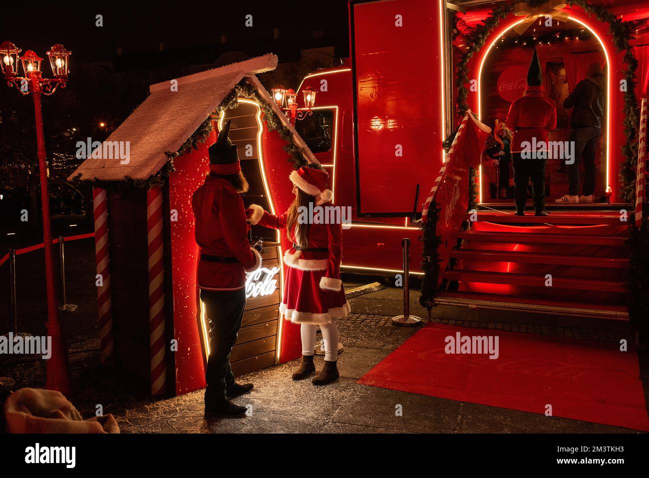 Wie Heißen Die Fleißigen Elfen Des Weihnachtsmanns Zagreb, Kroatien - 8. Dezember 2022: Weihnachten Advent Coca-Cola