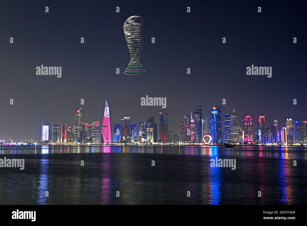 Eindrücke aus Doha/Katar am 16. Dezember 2022. Skyline, Wolkenkratzer, West Bay, Corniche. Drohnenshow, leichte Kunstwerke vom Fliegen und beleuchtete Drohnen am Himmel. Trophäe, Pokal. Fußball-Weltmeisterschaft 2022 in Katar ab 20,11. - 18.12.2022? Stockfoto