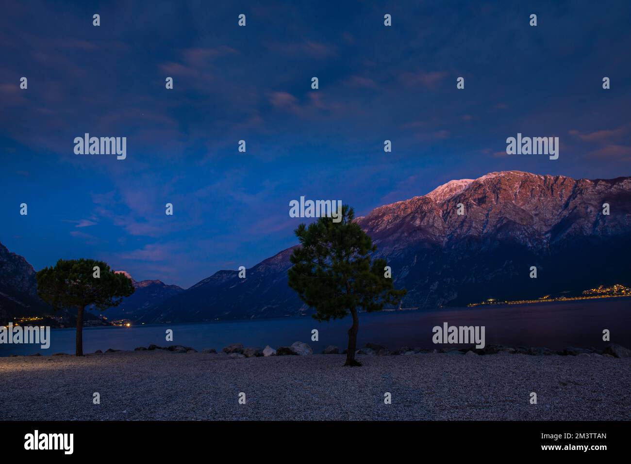 Sehr hoher schneebedeckter Berg von Limone del Garda bei Sonnenuntergang Stockfoto
