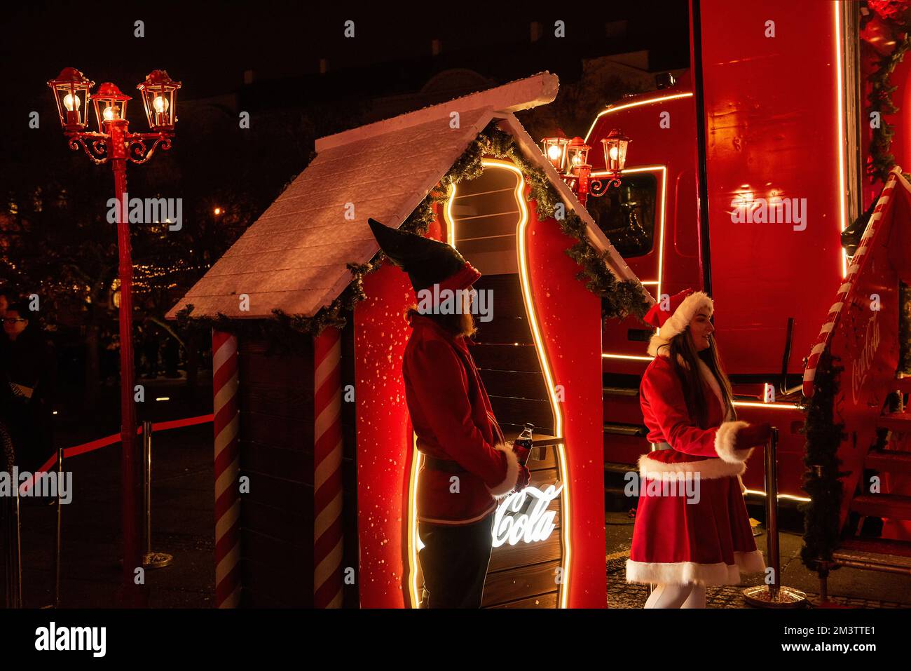 Wie Heißen Die Fleißigen Elfen Des Weihnachtsmanns Zagreb, Kroatien - 8. Dezember 2022: Weihnachten Advent Coca-Cola