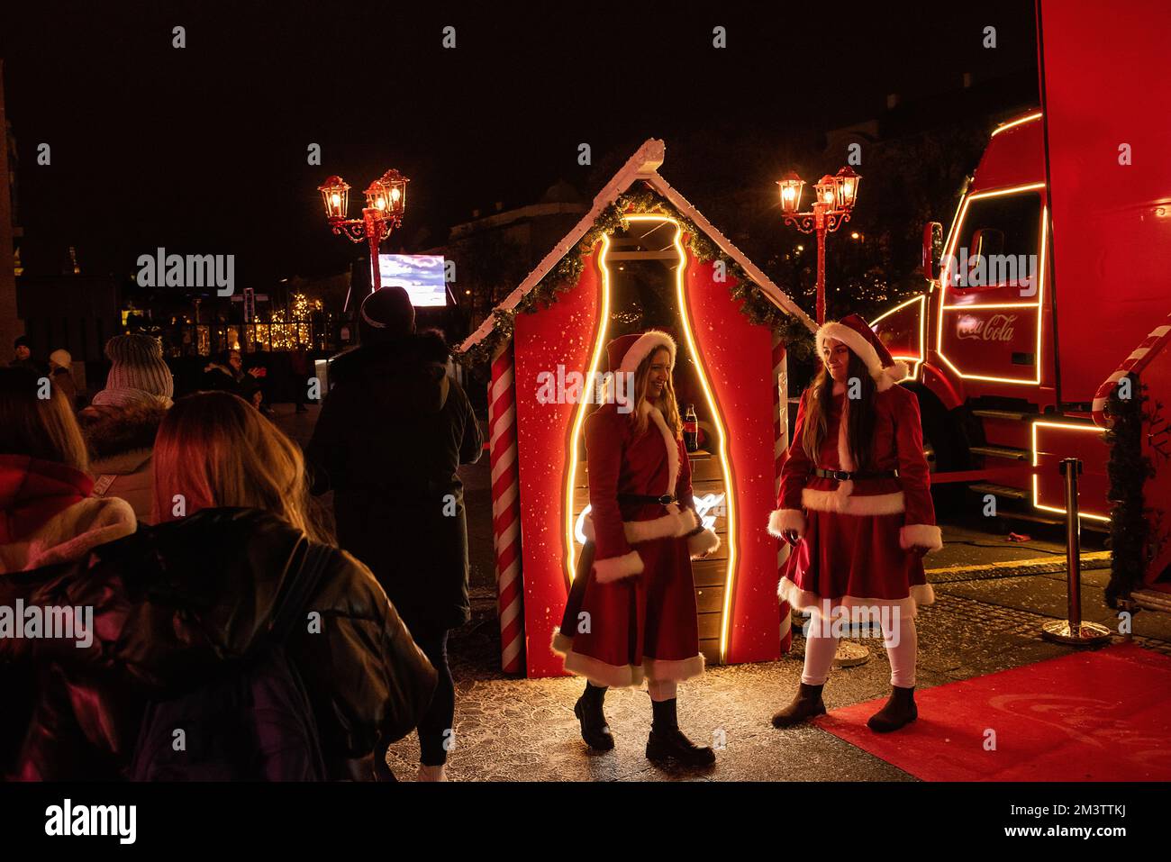 Wie Heißen Die Fleißigen Elfen Des Weihnachtsmanns Zagreb, Kroatien - 8. Dezember 2022: Weihnachten Advent Coca-Cola