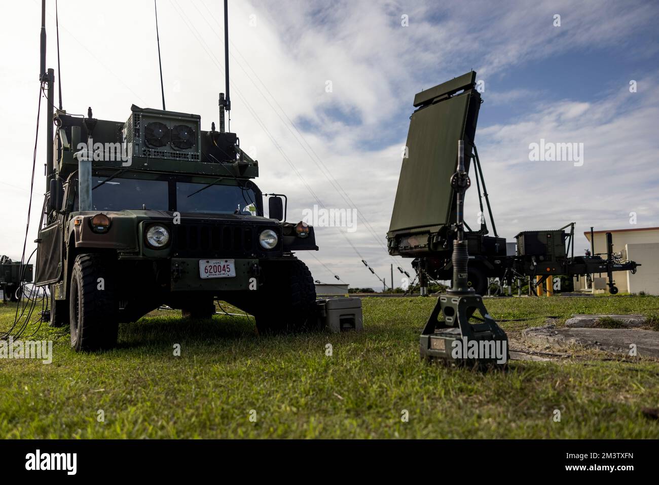 EIN US-AMERIKANISCHER Marine Corps AN/TPS-80 Boden/Luft Task-Oriented Radar (G/ATOR)-System an Marine Air Control Squadron (MACS) 4 verfolgt verschiedene Flugzeuge während Ryukyu Vice 23,1 an Marine Corps Air Station Futenma, Okinawa, Japan, 15. Dezember 2022. Ryukyu Vice ist eine gemeinsame Kommando- und Kontrollübung mit festem Flügel für die Luftfahrt, bei der 1. taktische Flugkontrollmitarbeiter von Marine Aircraft Wing in offensiven, defensiven und Gegenflug-Szenarien geschult werden. Während der Übung übten die MACS-4-Marines die Kontrolle über das Abfangen der Luft mit dem G/ATOR. (USA Marinekorps Foto von PFC Justin J. Stockfoto