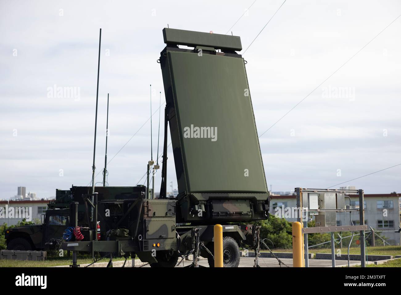 EIN US-AMERIKANISCHER Marine Corps AN/TPS-80 Boden/Luft Task-Oriented Radar (G/ATOR)-System an Marine Air Control Squadron (MACS) 4 verfolgt verschiedene Flugzeuge während Ryukyu Vice 23,1 an Marine Corps Air Station Futenma, Okinawa, Japan, 15. Dezember 2022. Ryukyu Vice ist eine gemeinsame Kommando- und Kontrollübung mit festem Flügel für die Luftfahrt, bei der 1. taktische Flugkontrollmitarbeiter von Marine Aircraft Wing in offensiven, defensiven und Gegenflug-Szenarien geschult werden. Während der Übung übten die MACS-4-Marines die Kontrolle über das Abfangen der Luft mit dem G/ATOR. (USA Marinekorps Foto von PFC Justin J. Stockfoto