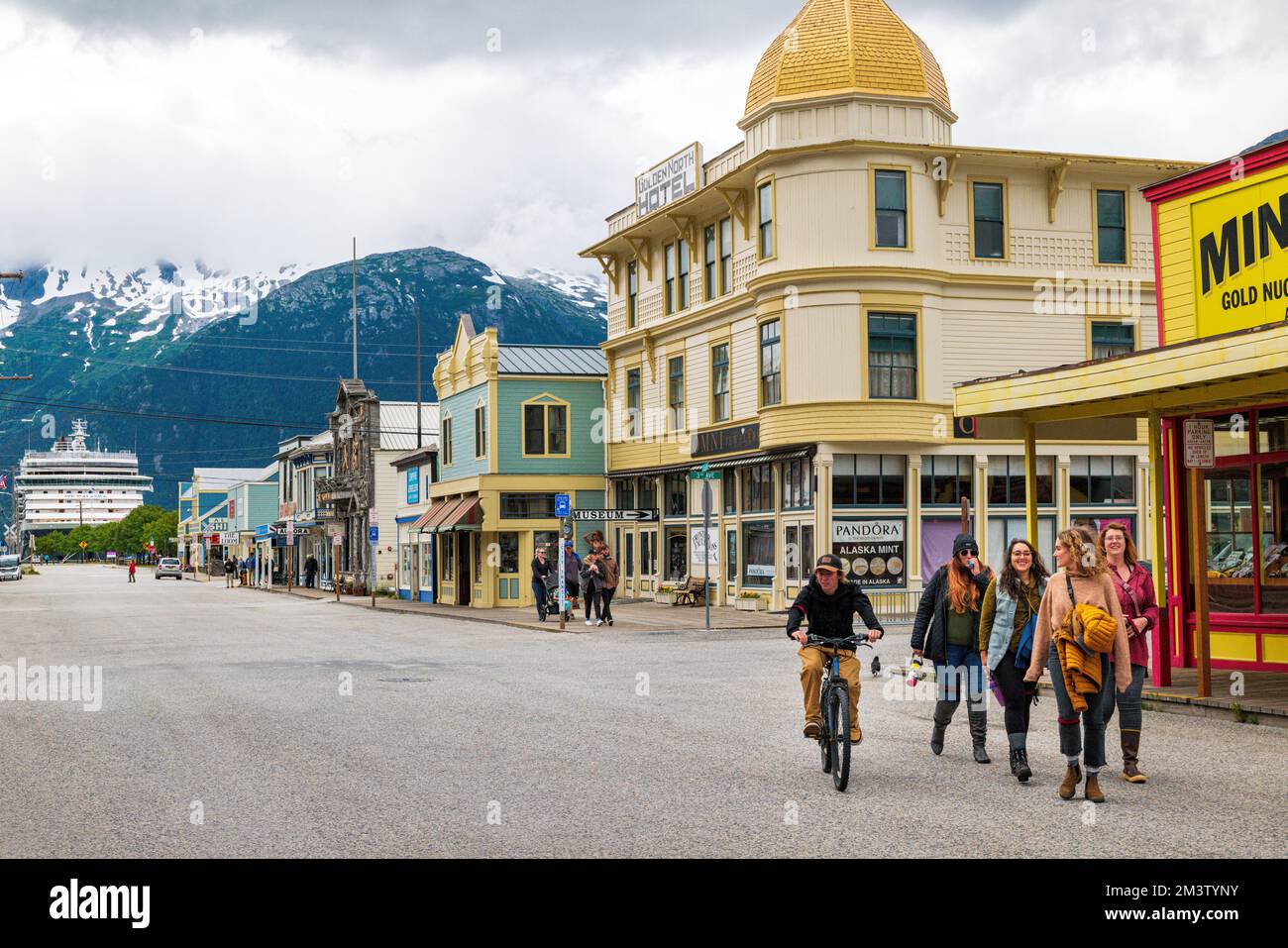 Touristen machen einen Spaziergang auf der State Street, Kreuzfahrtschiff im Hafen, Skagway, Alaska, USA Stockfoto