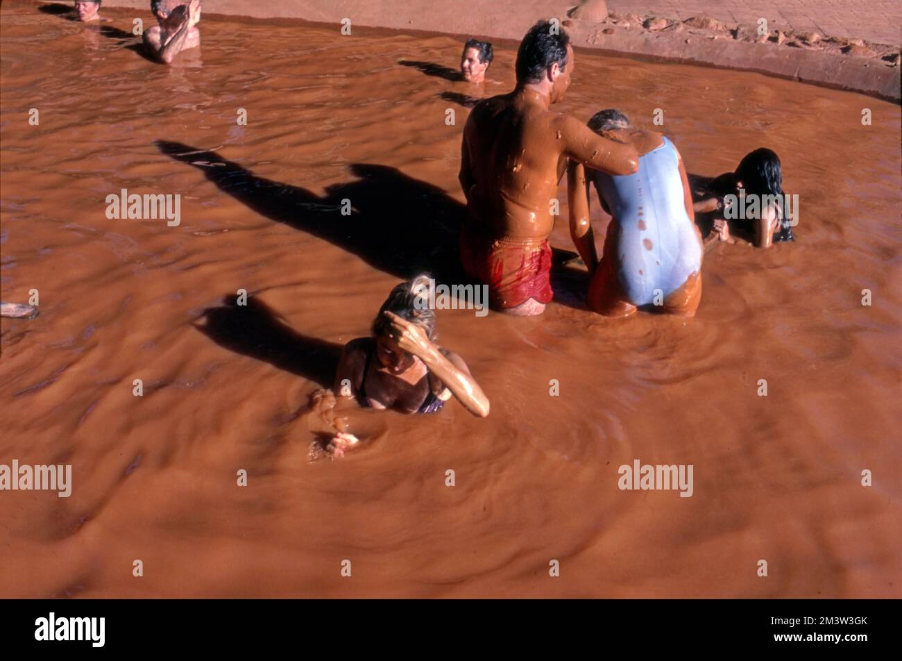 Gäste genießen ein Schlammbad in den Glen Ivy Hot Springs in Südkalifornien. Stockfoto