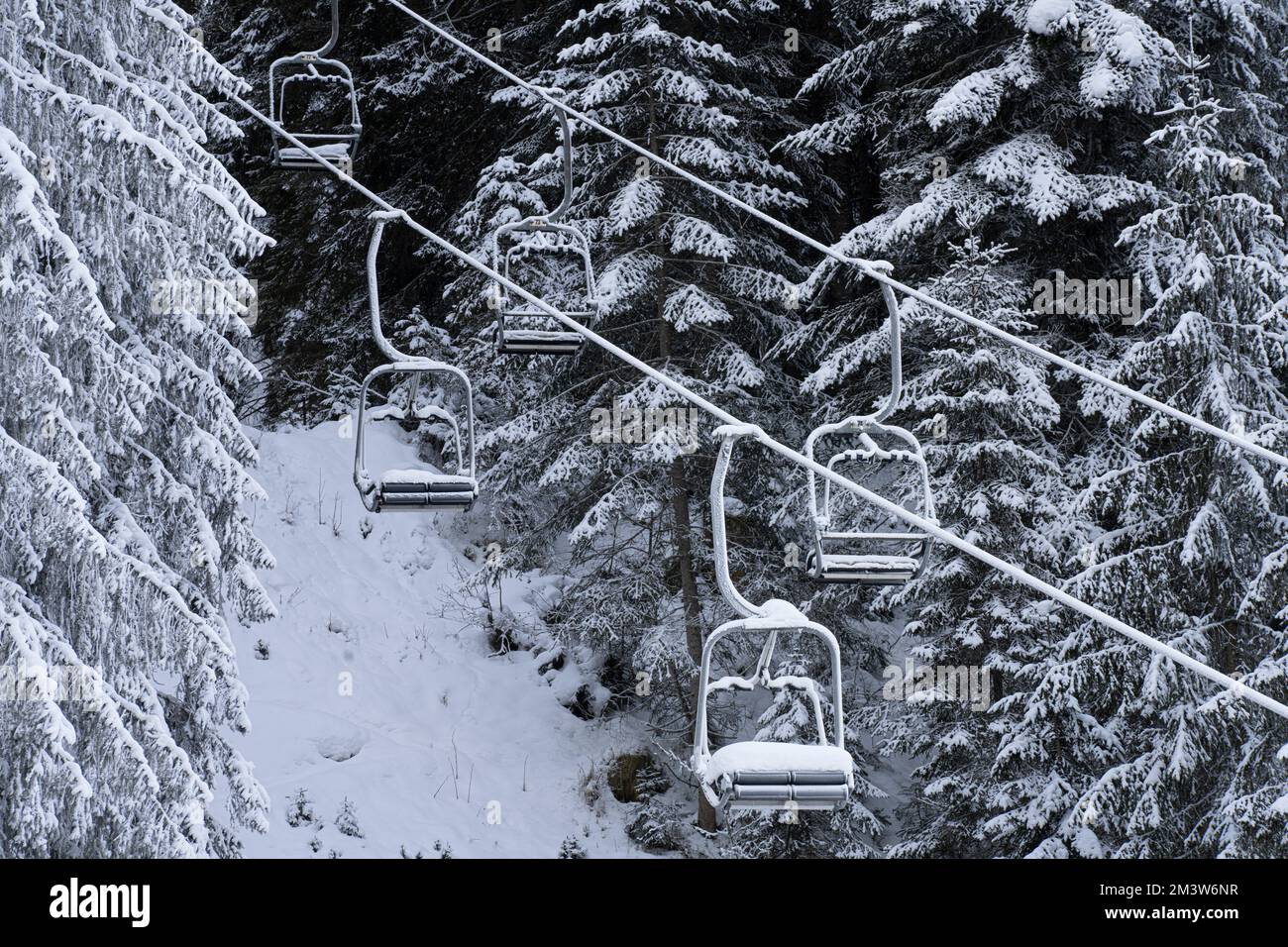 Blick auf einen Sessellift für den Aufstieg auf die Skipisten nach einem Schneefall Stockfoto