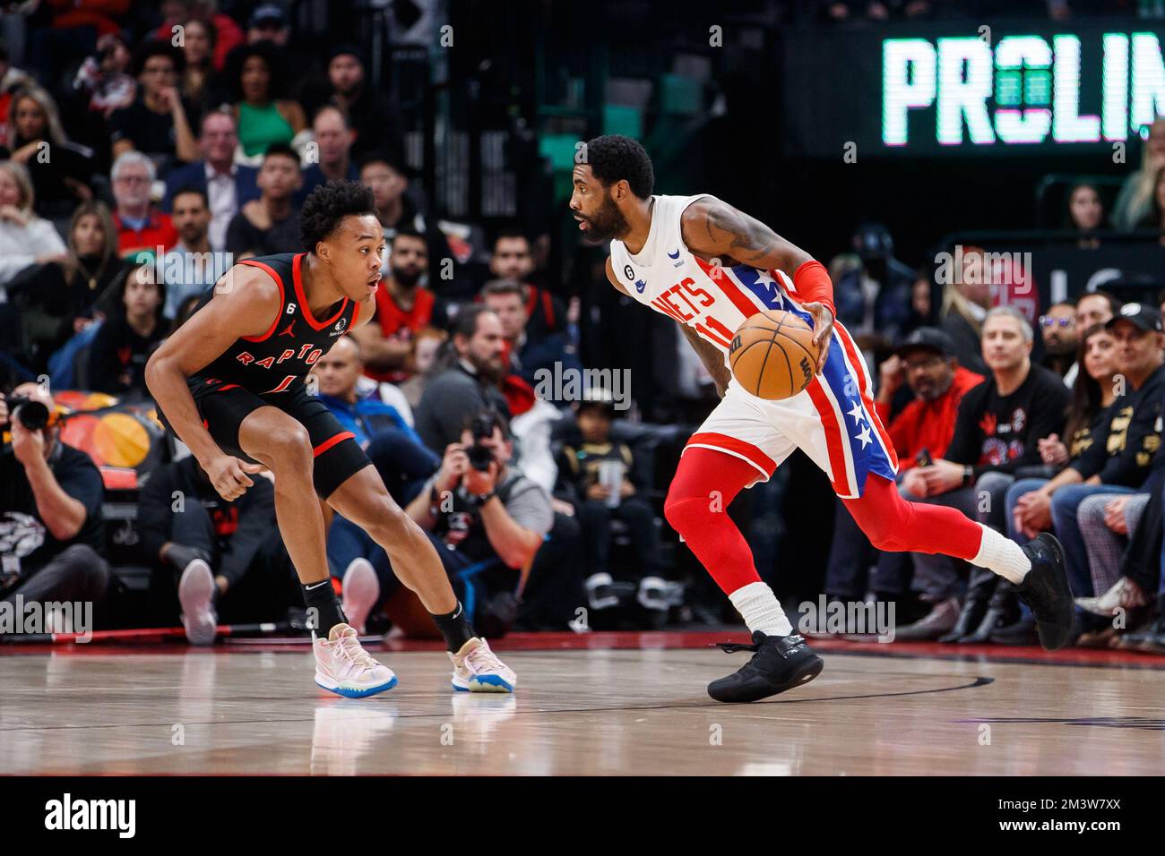 Brooklyn Nets bewachen Kyrie Irving (11) Dribbles gegen Toronto Raptors Forward Scottie Barnes (4) während der ersten Hälfte ihres NBA-Spiels in Toronto am Freitag, den 16. Dezember 2022. DIE KANADISCHE PRESSE/Cole Burston Stockfoto