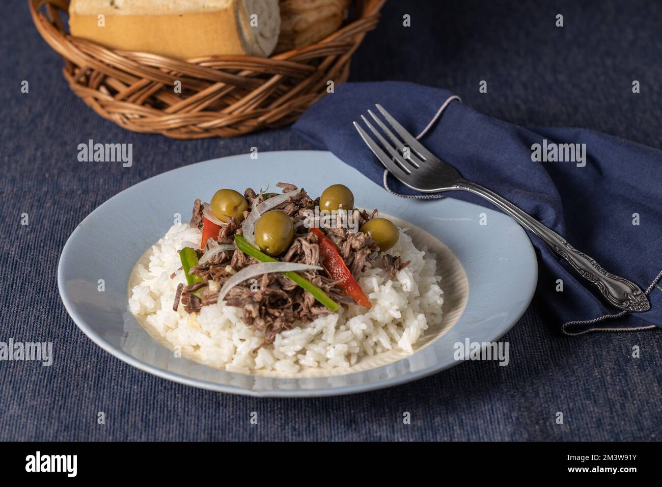 Schredderfleisch mit Reis, typisch kubanisches Essen auf blauer Tischdecke. Stockfoto