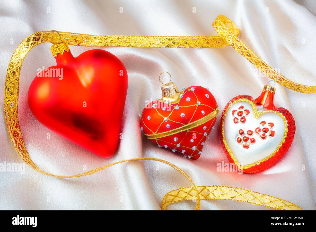 Drei Rote Weihnachtsherzen Mit Gold Ribbon Still Life Stockfoto