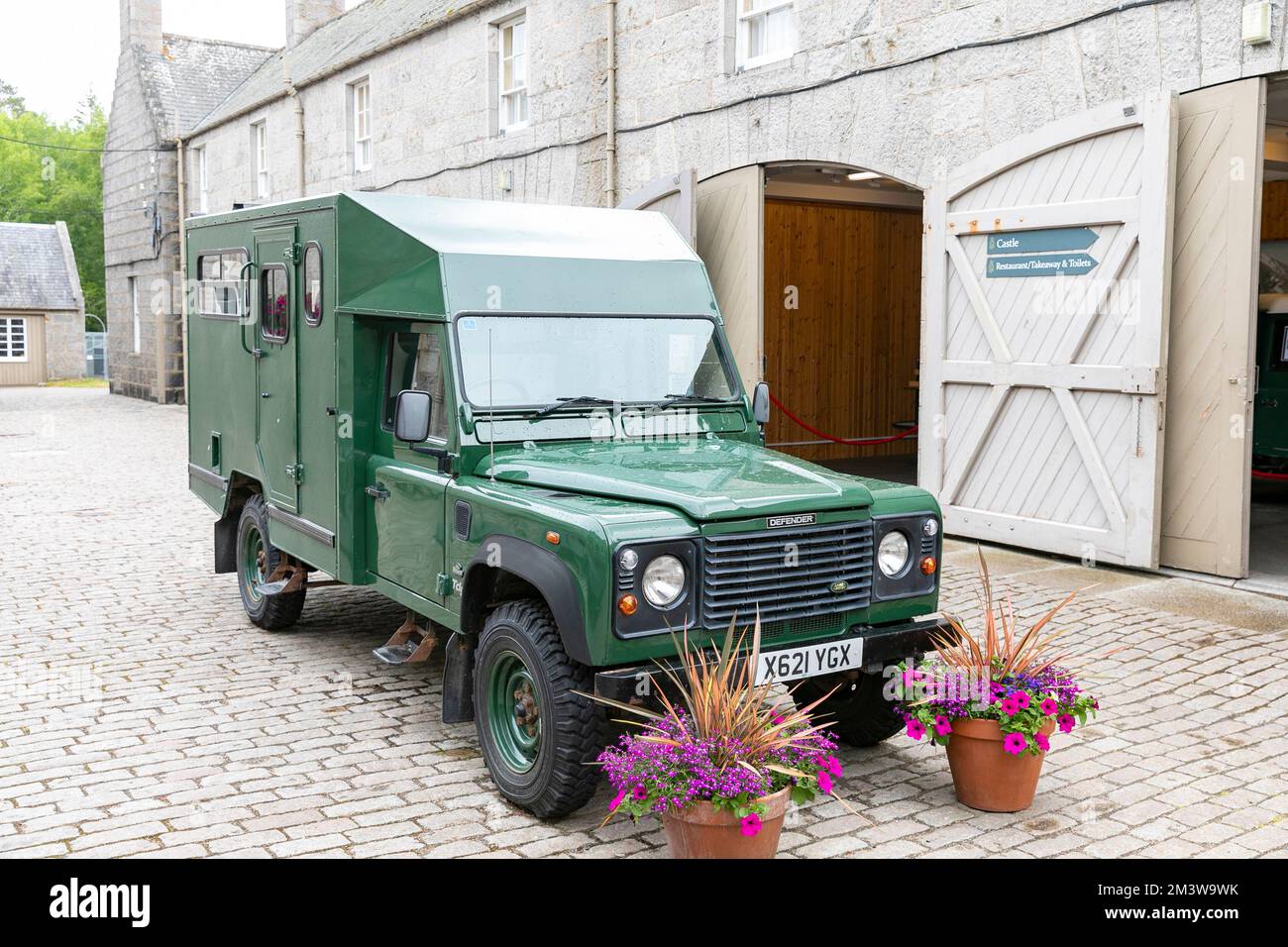 Balmoral Castle Grounds und Green Modified Land Rover Defender sind Teil der Queen Elizabeth 11 Fahrzeugflotte Stockfoto